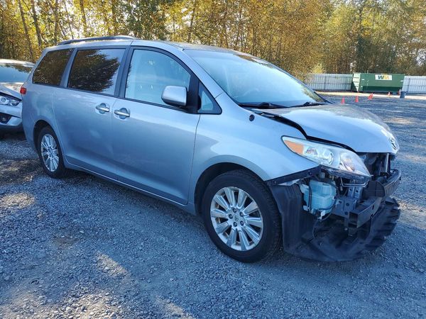 2012 TOYOTA SIENNA — Passenger 3/4