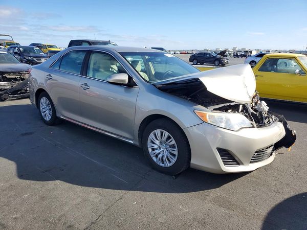 2014 TOYOTA CAMRY — Passenger 3/4