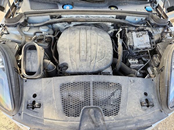 2020 PORSCHE MACAN — Engine bay