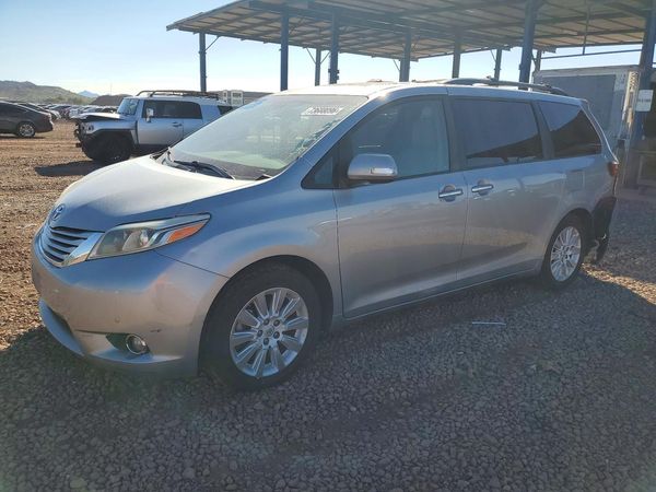 2015 TOYOTA SIENNA — Front 3/4