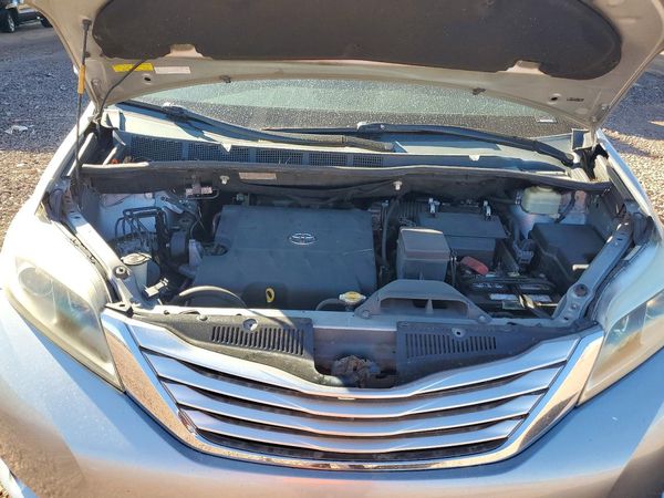 2015 TOYOTA SIENNA — Engine bay