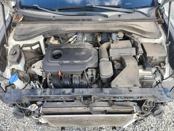 2019 HYUNDAI SANTA FE SE — Engine bay