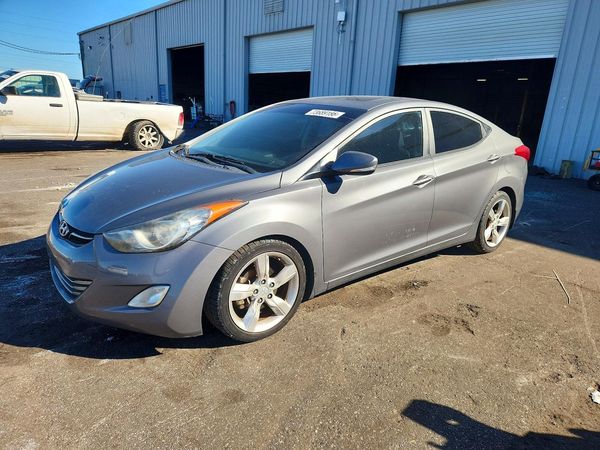 2013 HYUNDAI ELANTRA — Front 3/4