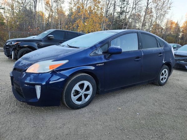 2014 TOYOTA PRIUS — Front 3/4