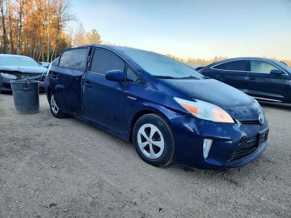 2014 TOYOTA PRIUS — Passenger 3/4