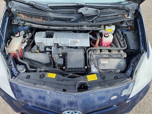 2014 TOYOTA PRIUS — Engine bay