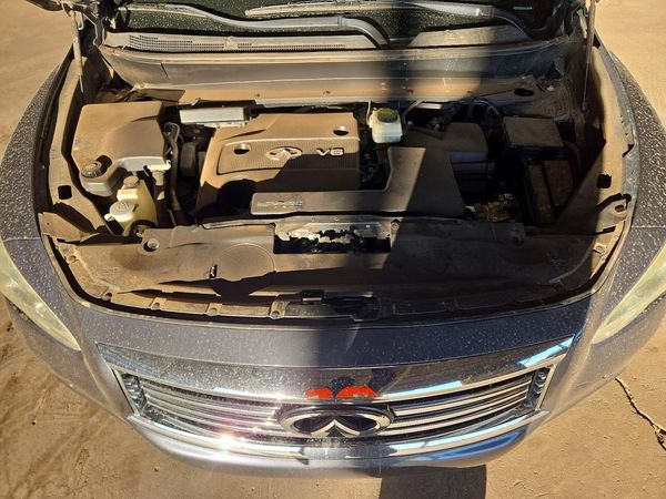 2014 INFINITI QX60 — Engine bay