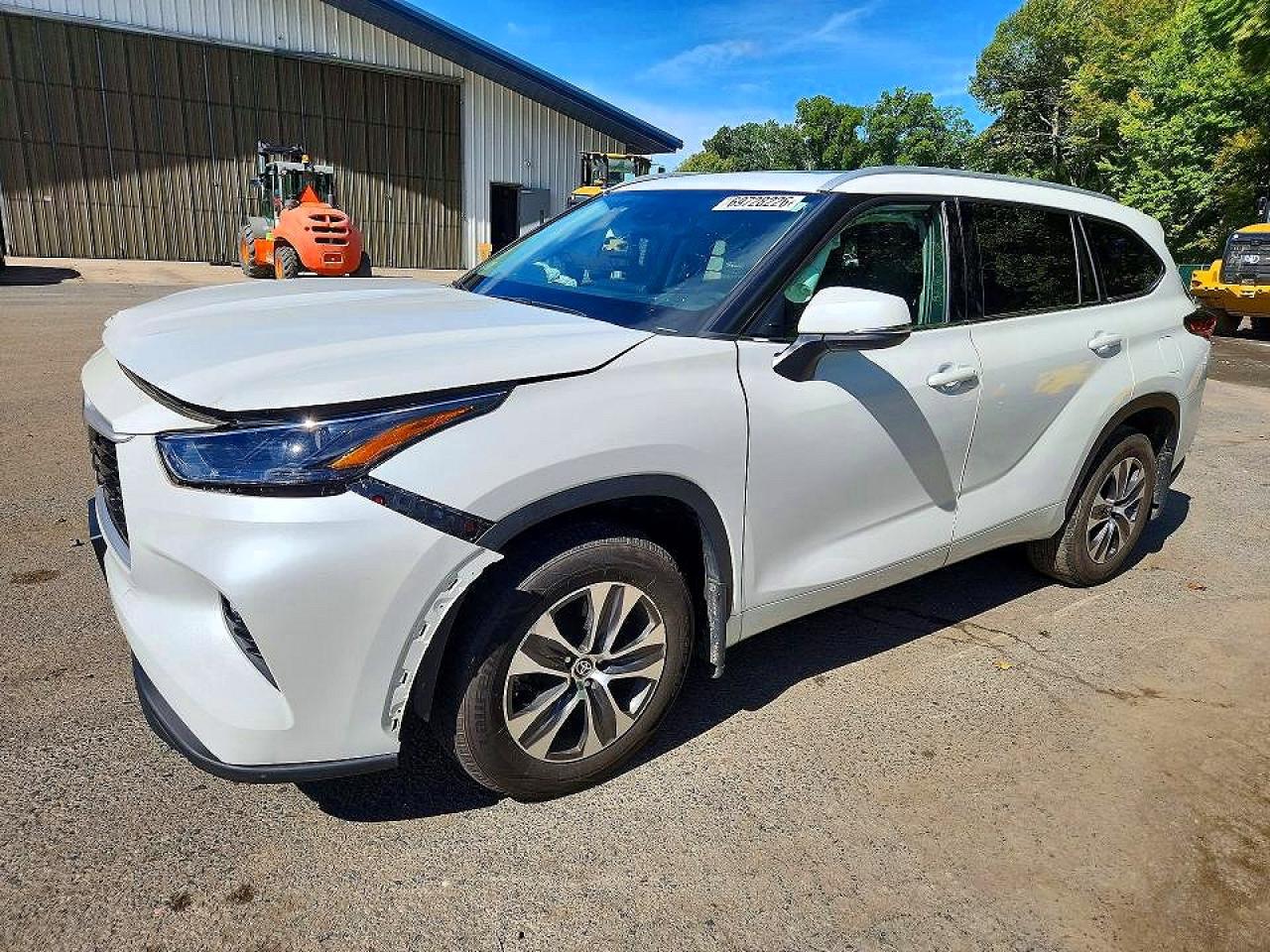 2022 TOYOTA HIGHLANDER XLE — Front 3/4