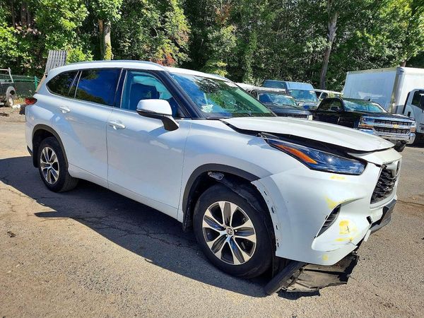 2022 TOYOTA HIGHLANDER XLE — Passenger 3/4