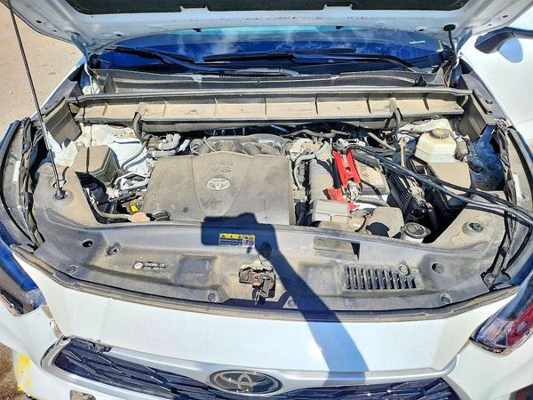 2022 TOYOTA HIGHLANDER XLE — Engine bay
