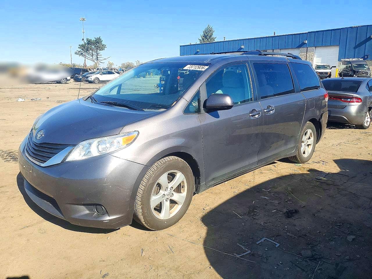2014 TOYOTA SIENNA — Front 3/4