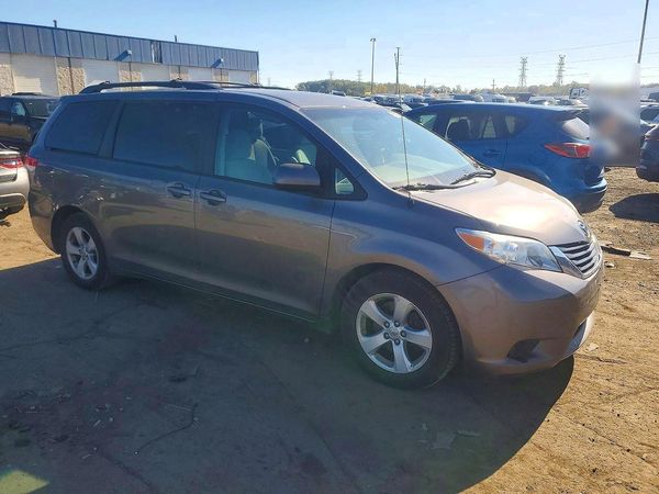 2014 TOYOTA SIENNA — Passenger 3/4