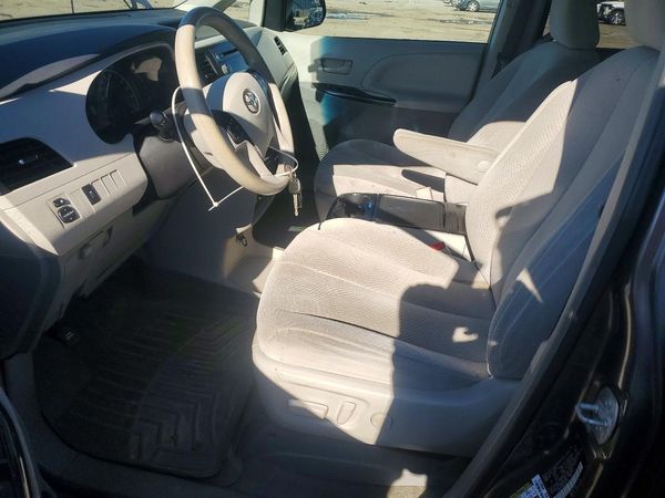 2014 TOYOTA SIENNA — DENT