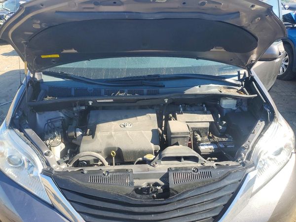 2014 TOYOTA SIENNA — Engine bay