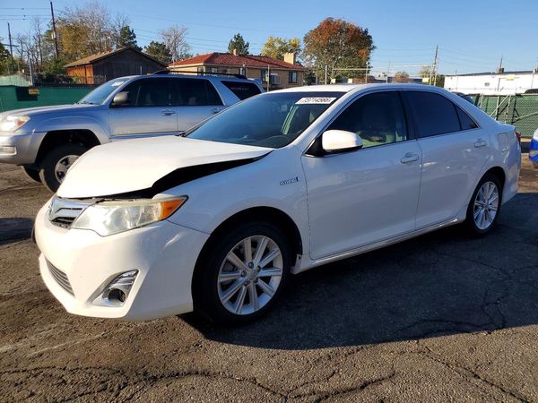 2013 TOYOTA CAMRY Hybrid — Front 3/4