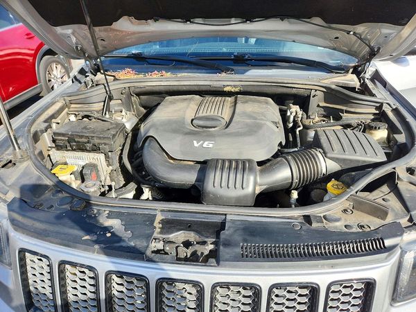 2015 JEEP GRAND CHEROKEE Laredo — Engine bay