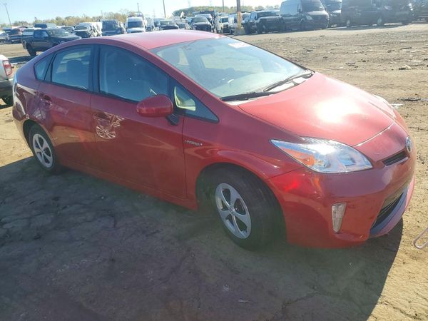 2015 TOYOTA PRIUS — Passenger 3/4
