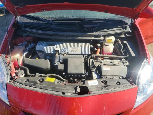 2015 TOYOTA PRIUS — Engine bay