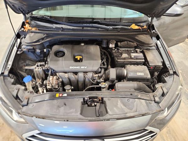 2017 HYUNDAI ELANTRA — Engine bay