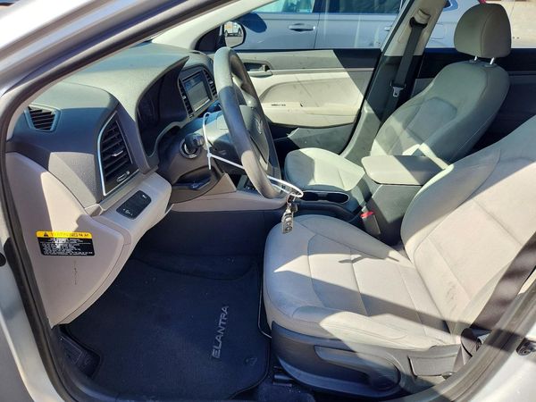 2017 HYUNDAI ELANTRA SE Base — DENT