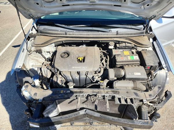 2017 HYUNDAI ELANTRA SE Base — Engine bay