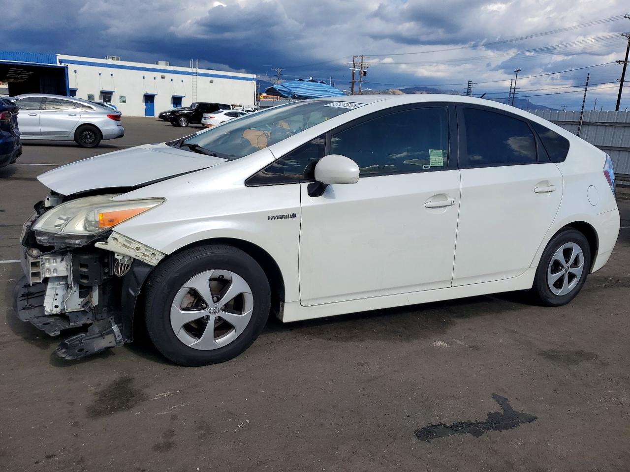 2015 TOYOTA PRIUS — Front 3/4
