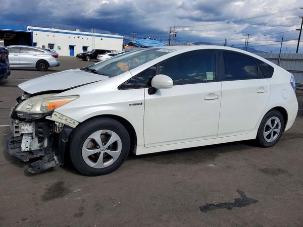 2015 TOYOTA PRIUS — Front 3/4