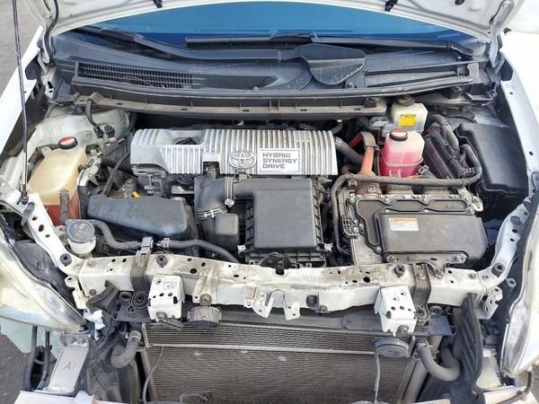 2015 TOYOTA PRIUS — Engine bay