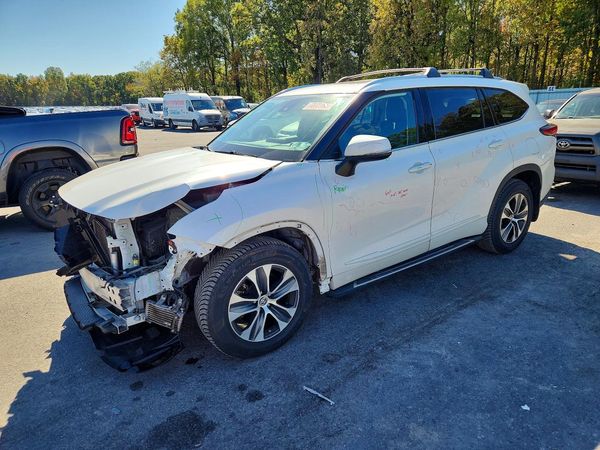 2021 TOYOTA HIGHLANDER XLE — Front 3/4
