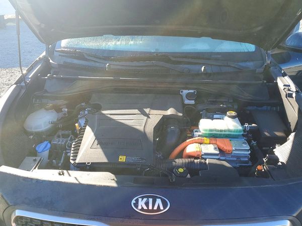 2018 KIA NIRO LX (PHEV) — Engine bay