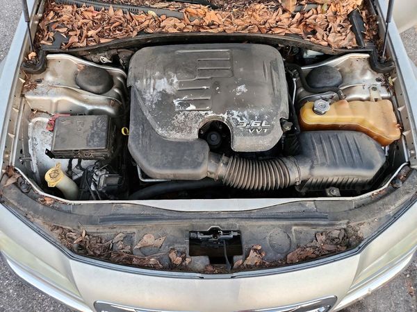 2012 CHRYSLER 300 300C/Limited — Engine bay