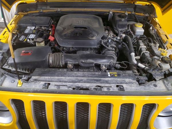 2020 JEEP WRANGLER UNLIMITED Unlimited Sahara — Engine bay