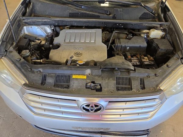 2012 TOYOTA HIGHLANDER Base/Hybrid — Engine bay