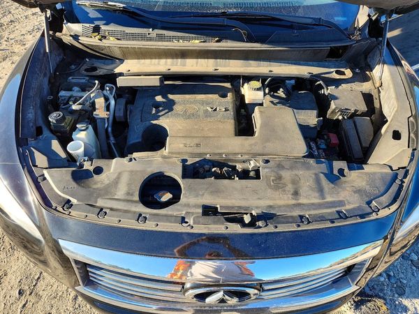 2013 INFINITI JX35 — Engine bay