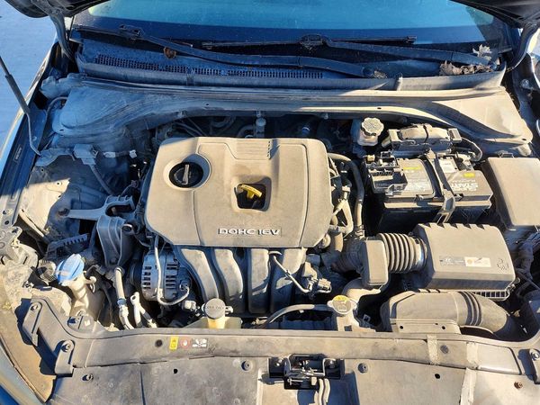 2017 HYUNDAI ELANTRA — Engine bay