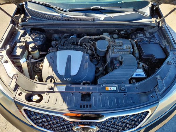 2013 KIA SORENTO SX — Engine bay