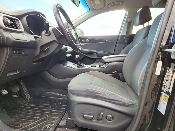2017 KIA SORENTO L, LX — DENT