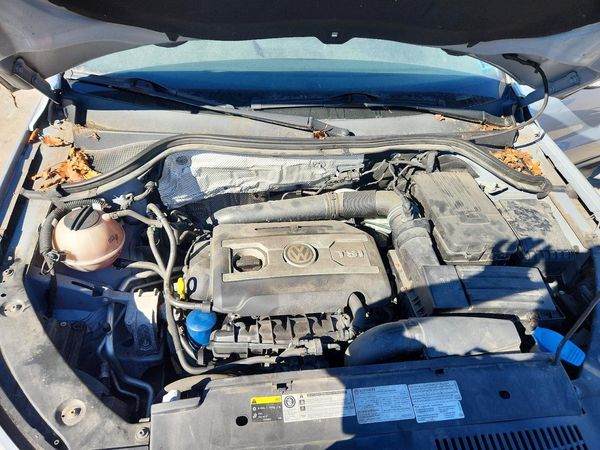 2017 VOLKSWAGEN TIGUAN Wolfsburg 4Motion — Engine bay