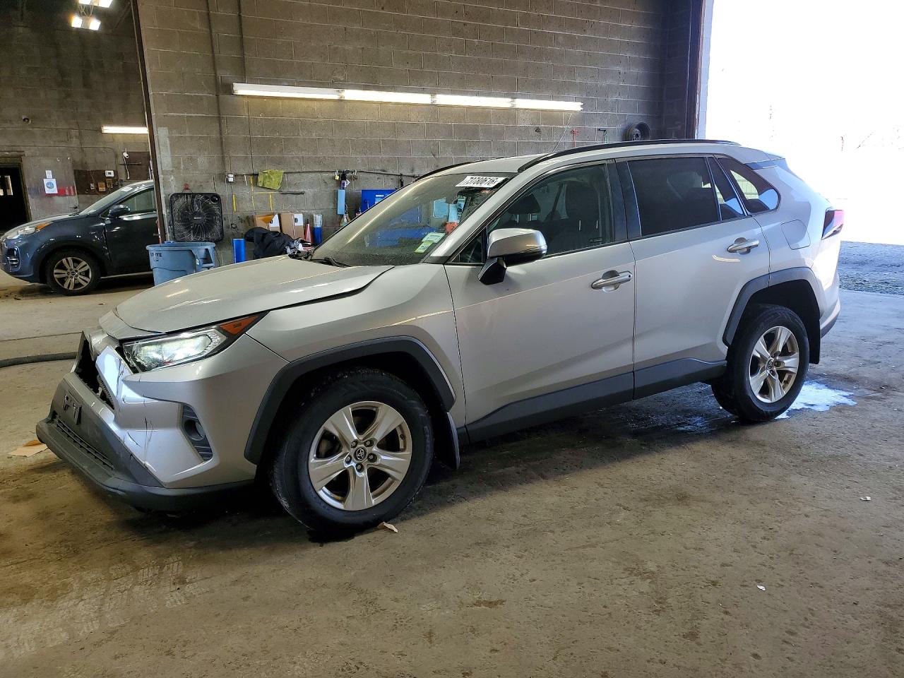 2019 TOYOTA RAV4 XLE / XLE Premium 4WD — Front 3/4