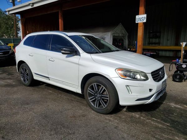 2017 VOLVO XC60 Dynamic — Passenger 3/4