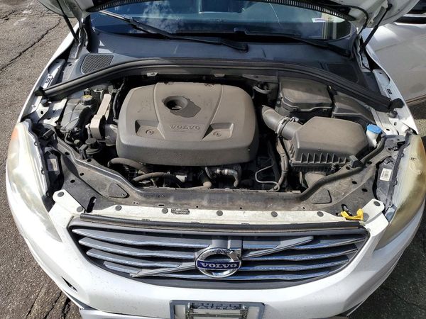 2017 VOLVO XC60 Dynamic — Engine bay