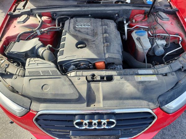 2014 AUDI A4 quattro Prestige — Engine bay