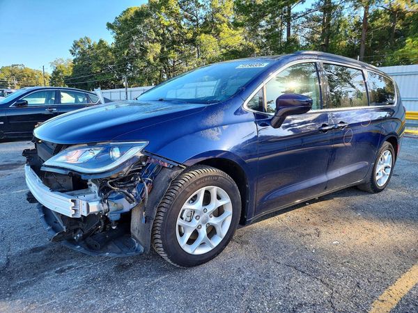 2018 CHRYSLER PACIFICA Touring Plus — Front 3/4