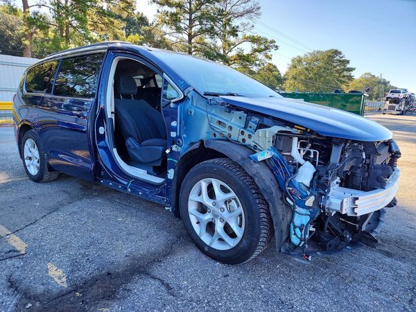 2018 CHRYSLER PACIFICA Touring Plus — Passenger 3/4