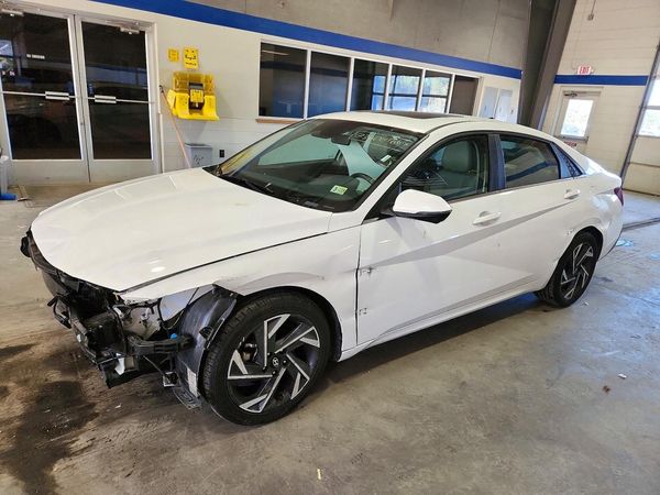 2024 HYUNDAI ELANTRA Limited — Front 3/4