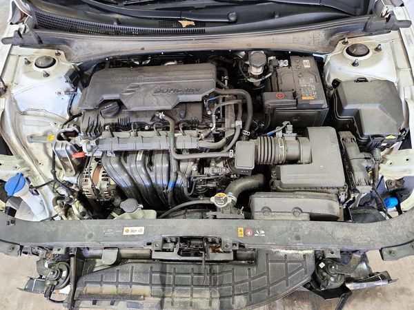 2024 HYUNDAI ELANTRA Limited — Engine bay