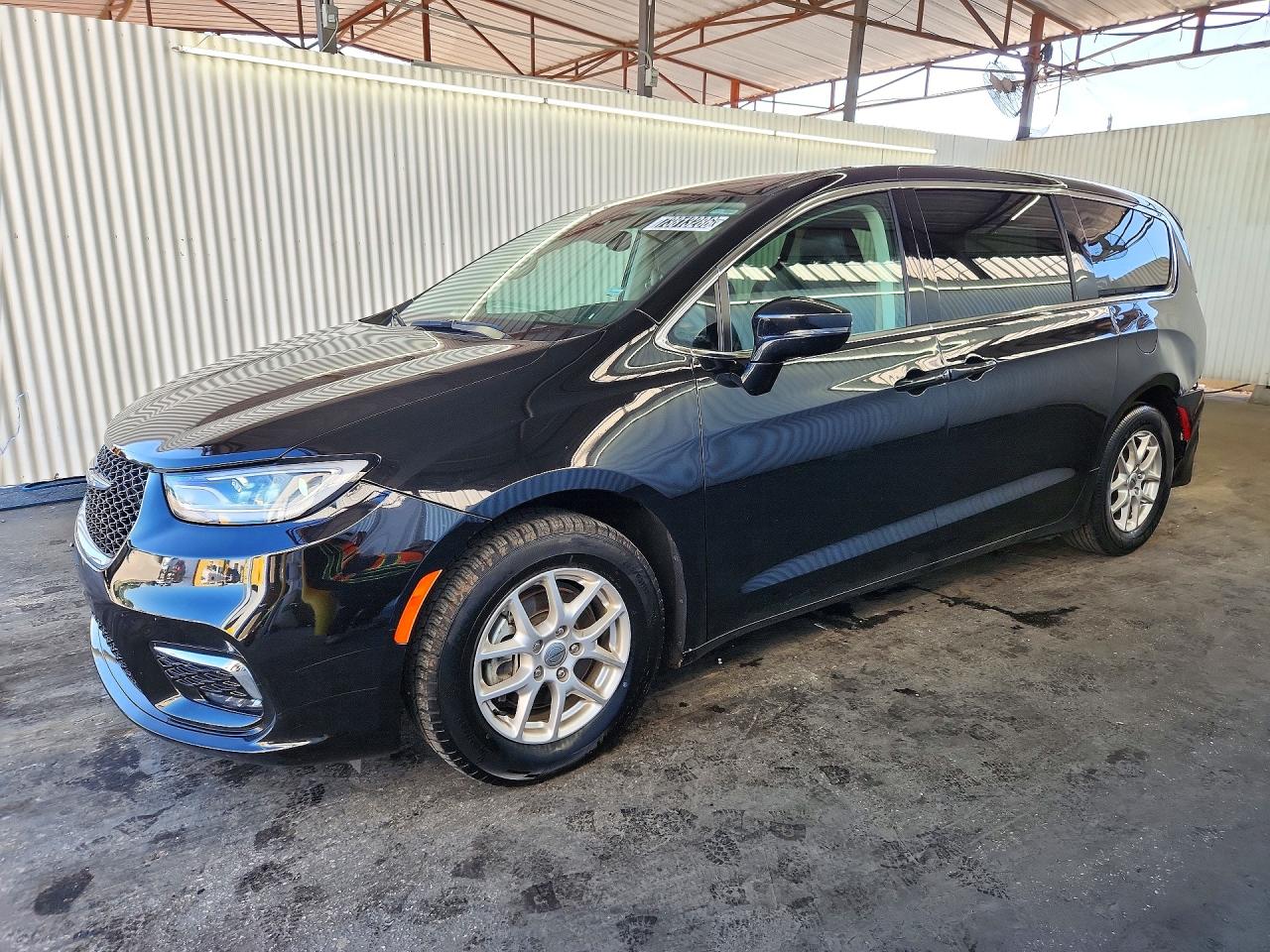 2024 CHRYSLER PACIFICA Touring L — Front 3/4