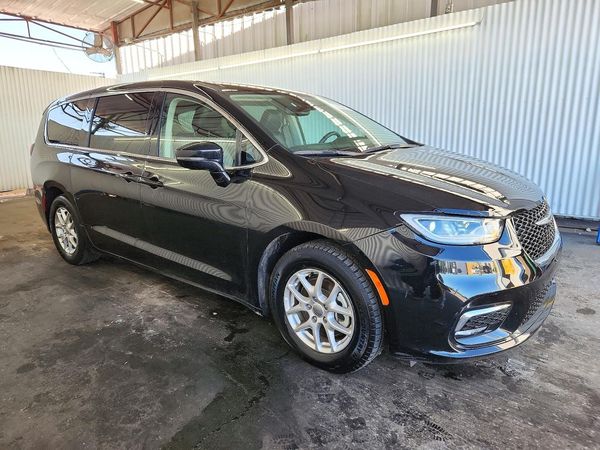 2024 CHRYSLER PACIFICA Touring L — Passenger 3/4