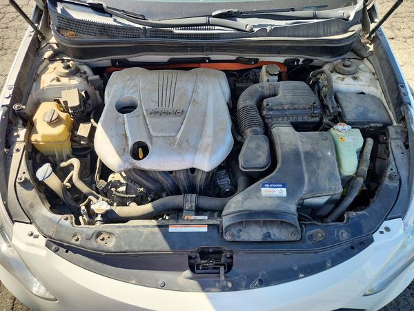 2013 HYUNDAI SONATA Hybrid / Hybrid Limited — Engine bay