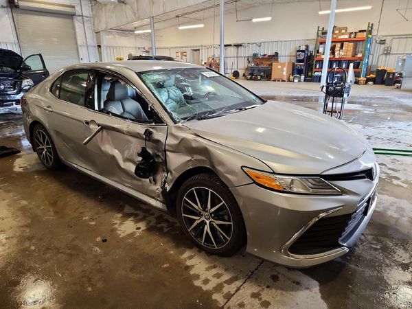 2024 TOYOTA CAMRY XLE — Passenger 3/4